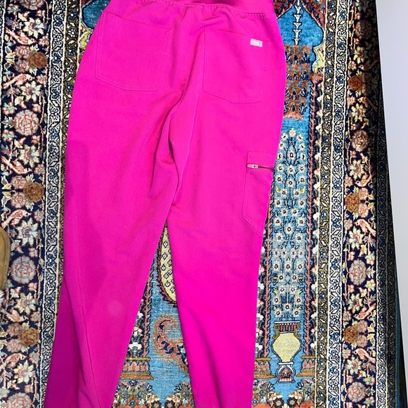 Figs Raspberry Sorbet Scrub Set- Women’s XS/XS - Picture 4 of 5